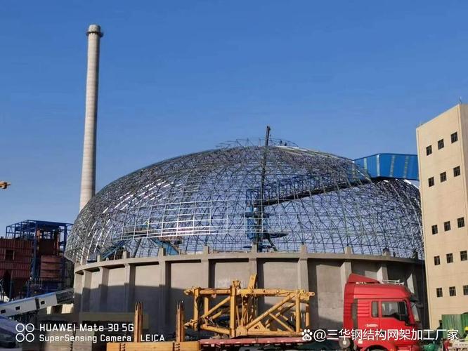 重钢结构构件多在工厂预制,现场拼装为主,相比传统混凝土结构可缩短30